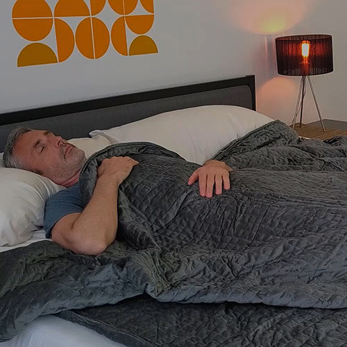 man using queen size gravity blanket