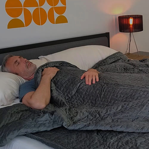 man using queen size gravity blanket