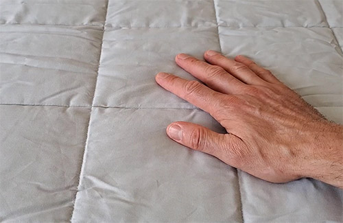 hand on top of the Gravity blanket inner section