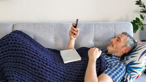 man using the bearaby napper