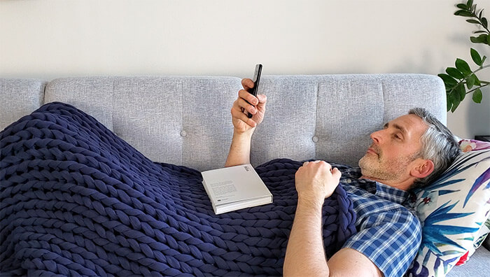 man using the bearaby napper